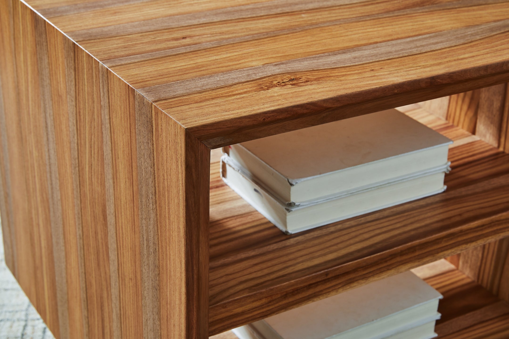 Dressonni End Table - Brown
