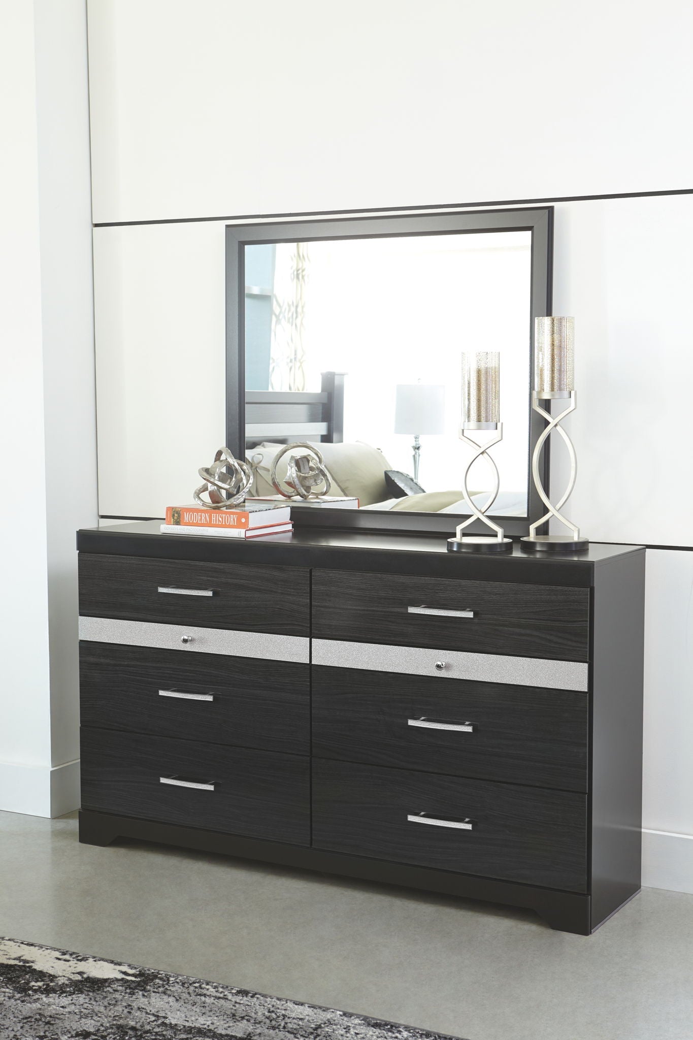 Starberry Queen Poster Bed with Mirrored Dresser