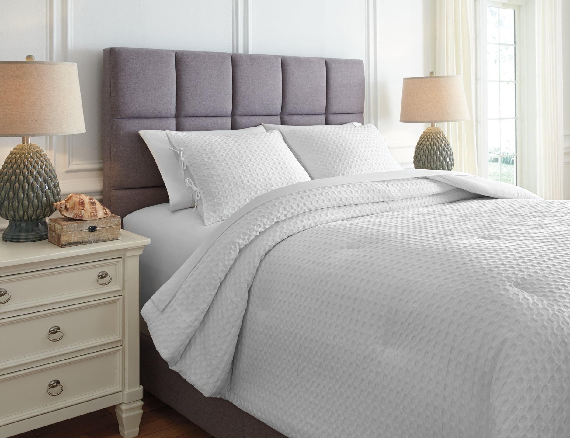 Maurilio Queen Comforter Set
