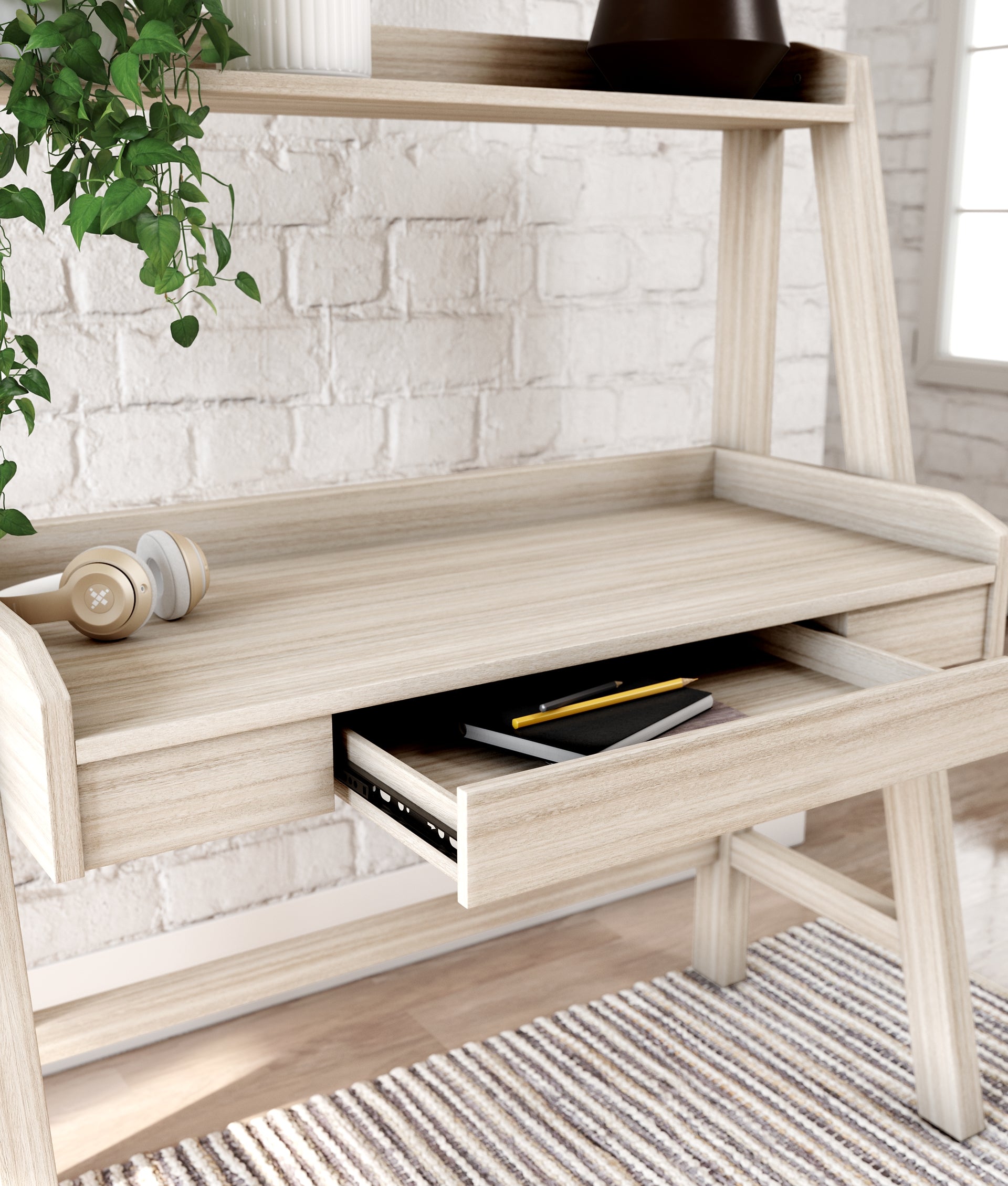 Blariden Desk w/Hutch