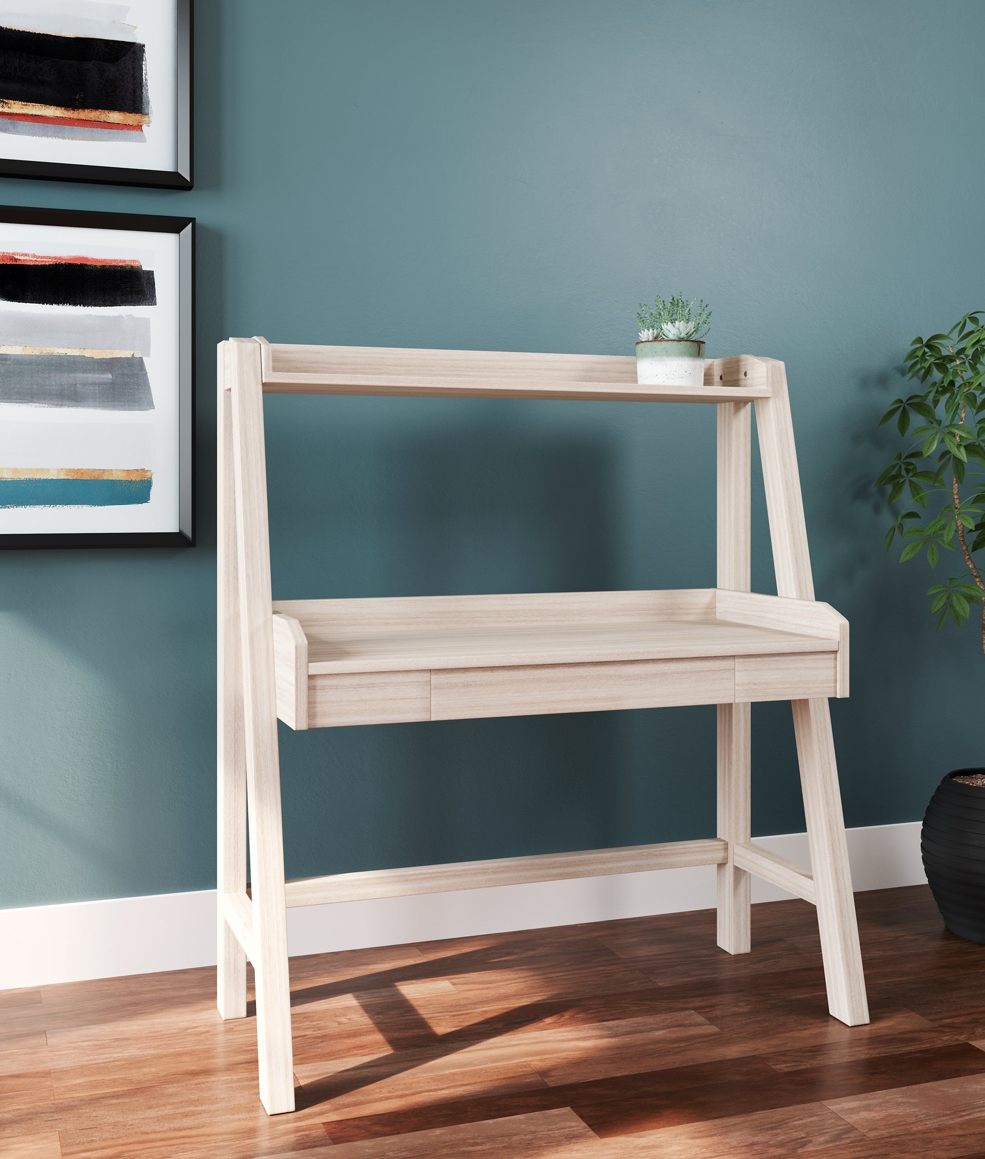 Blariden Desk w/Hutch